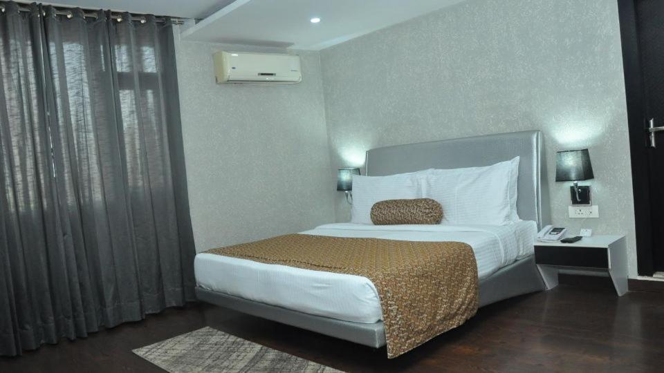 דהראדון Hotel Jsr Continental מראה חיצוני תמונה