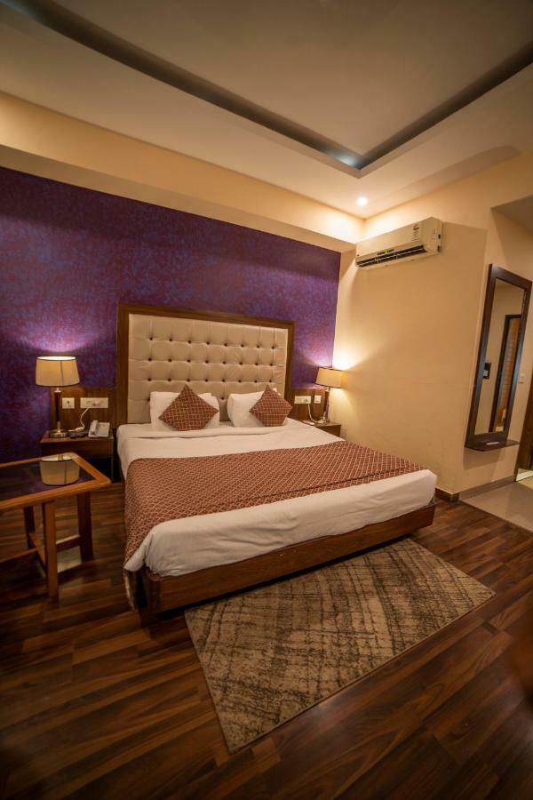 דהראדון Hotel Jsr Continental מראה חיצוני תמונה